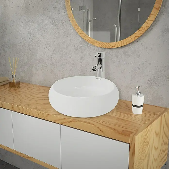 LuxeBath Aufsatzwaschbecken Waschschale Aufsatzwaschtisch Weiß inkl. Ablaufgarnitur ohne Überlauf - Ohne Spezialglasur, Weiß, Silber - Ein modernes Badezimmerwaschbecken aus weißer Keramik auf einem Holzunterschrank mit Spiegel.