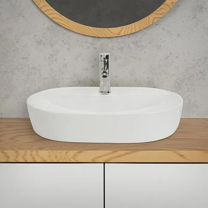 LuxeBath Aufsatzwaschbecken Handwaschbecken Weiß inkl. Ablaufgarnitur ohne Überlauf - Ohne Spezialglasur, Weiß - Nahaufnahme eines modernen Badezimmerwaschbeckens mit Armatur und Spiegel.