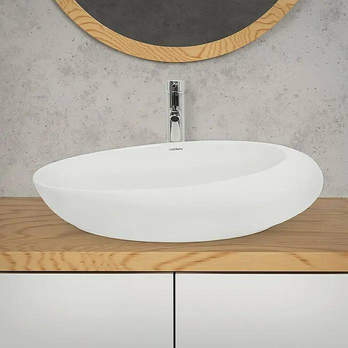 LuxeBath Aufsatzwaschbecken Waschschale Oval Weiß Spülbecken Aufsatzwaschtisch - Ohne Spezialglasur, Weiß - Ein luxuriöses, ovales Aufsatzwaschbecken in Weiß, platziert auf einer Holzablage mit darunterliegendem weißen Schrank.