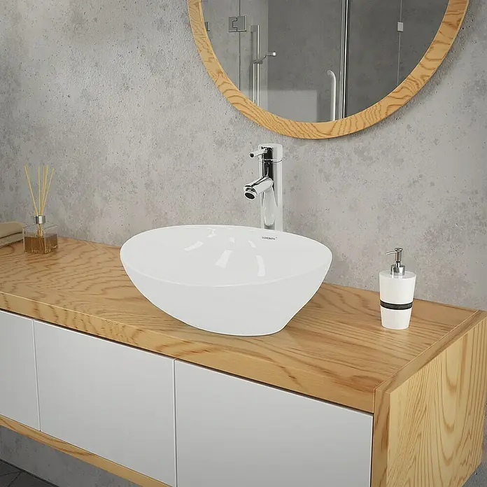LuxeBath Aufsatzwaschbecken Waschschale Aufsatzwaschtisch Weiß inkl. Ablaufgarnitur ohne Überlauf - 33 x 41 cm, Ohne Spezialglasur, Weiß, Silber - Ein modernes Badezimmerwaschbecken aus weißer Keramik steht auf einer hellen Holzplatte mit weißen Schränken darunter. Ein runder Spiegel hängt an der Wand.
