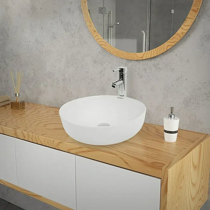 LuxeBath Aufsatzwaschbecken Aufsatzwaschtisch Handwaschbecken inkl. Ablaufgarnitur ohne Überlauf - 40 x 40 cm, Ohne Spezialglasur, Weiß, Silber - Moderne Badezimmer-Szene mit einem runden Waschbecken, einer Armatur und einem runden Spiegel, die eine stilvolle und funktionale Ästhetik erzeugen.