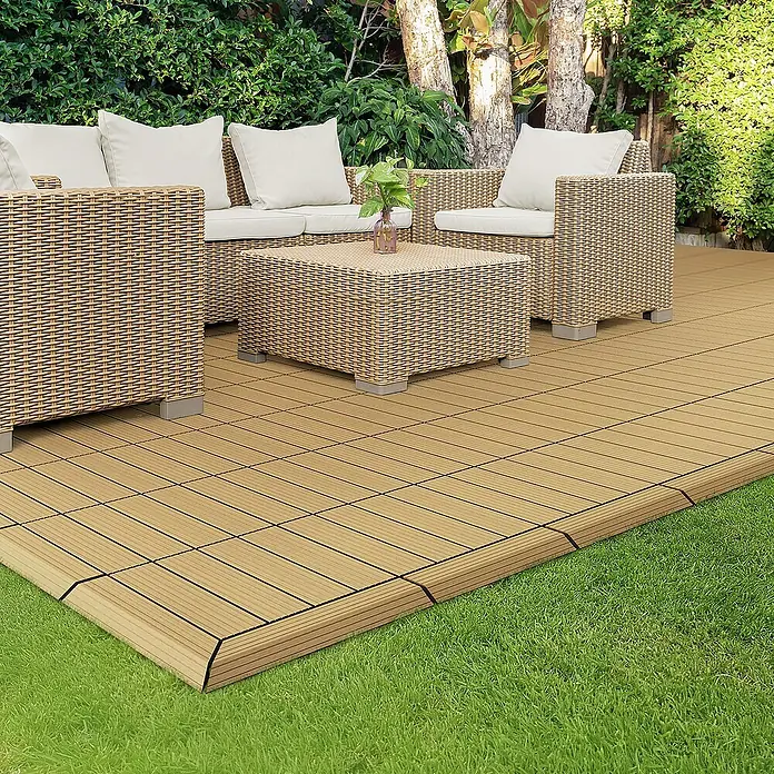 ML-Design Terrassenfliese - 7,5 cm x 30 cm x 20 mm, Teak - Terrassendielen aus Holzverbundstoff auf einer Gartenterrasse mit Rattanmöbeln. Ideal für den Außenbereich.