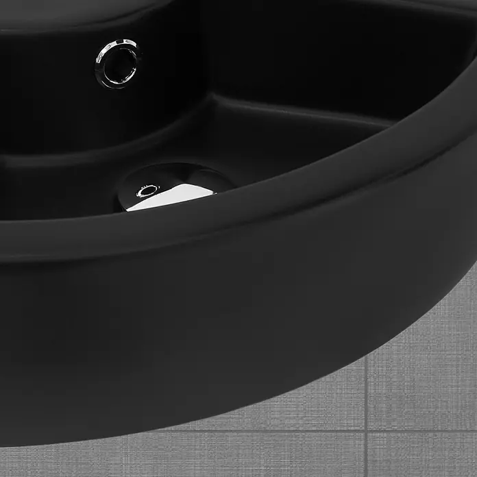 LuxeBath Aufsatzwaschbecken Waschtisch aus Keramik für Badezimmer / Gäste-WC - 33 x 46 cm, Ohne Spezialglasur, Schwarz - Nahaufnahme eines schwarzen Waschbeckens mit glänzenden Chromdetails, das ein modernes und elegantes Baddesign betont.