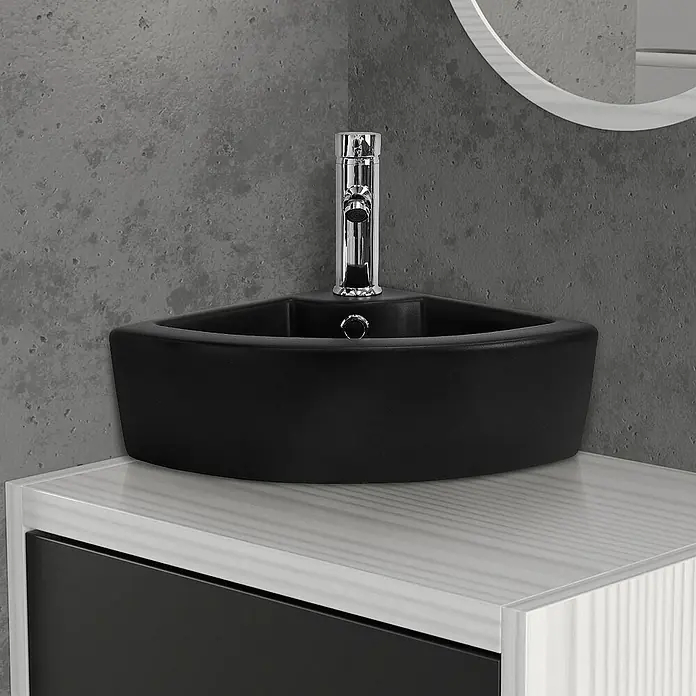 LuxeBath Aufsatzwaschbecken Waschtisch aus Keramik für Badezimmer / Gäste-WC - 33 x 46 cm, Ohne Spezialglasur, Schwarz - Schwarzes Eckwaschbecken mit Chromarmatur auf einem modernen Waschtisch.