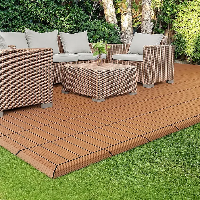 ML-Design Terrassenfliese - 7,5 cm x 38 cm x 20 mm, Hellbraun - Bild eines Terrassensets mit modularen Terrassendielen aus Holzverbundstoff, ideal für stilvolle Außenbereiche.