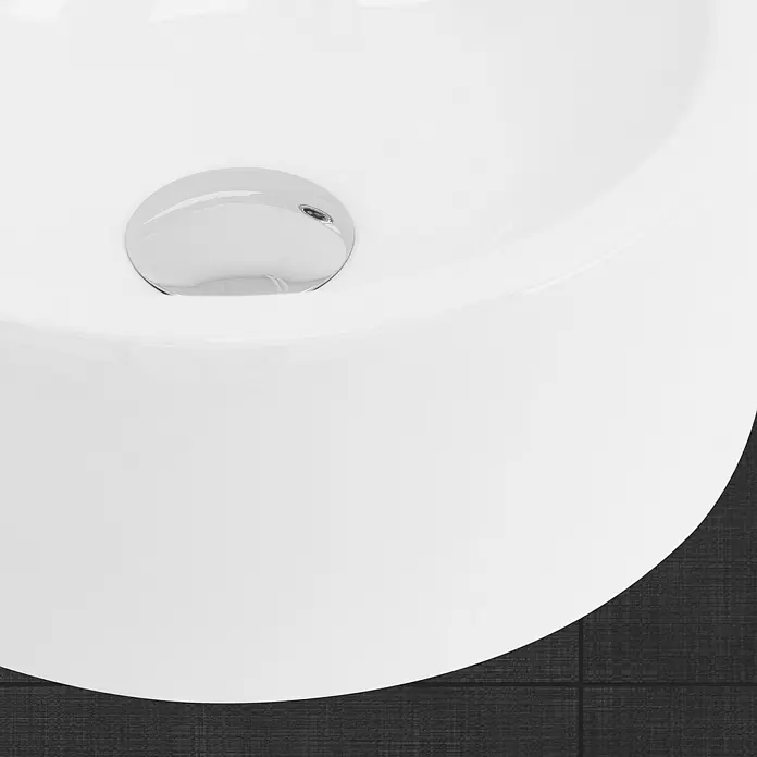 LuxeBath Aufsatzwaschbecken Waschtisch aus Keramik für Badezimmer / Gäste-WC - Ohne Spezialglasur, Weiß - Nahaufnahme eines glänzenden, weißen Waschbeckens mit einem verchromten Abflussstopfen, der ein sauberes und modernes Design zeigt.