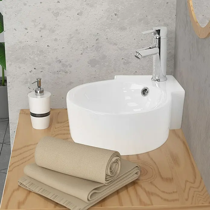 LuxeBath Aufsatzwaschbecken Waschtisch aus Keramik für Badezimmer / Gäste-WC - Ohne Spezialglasur, Weiß - Nahaufnahme eines modernen weißen Waschbeckens mit Handtüchern und Seifenspender auf einer hellen Holzoberfläche.