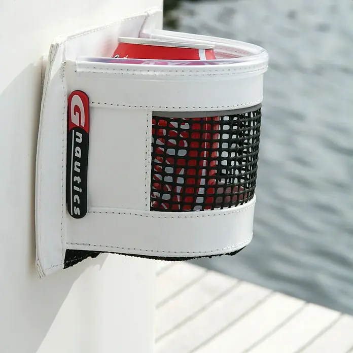 G-Nautics Dosenhalter - Für eine Dose, Weiß, Kunststoff - Nahaufnahme eines weißen Getränkehalters mit einem roten Getränk, der an einer Bootswand befestigt ist und das "G Nautics"-Logo zeigt.