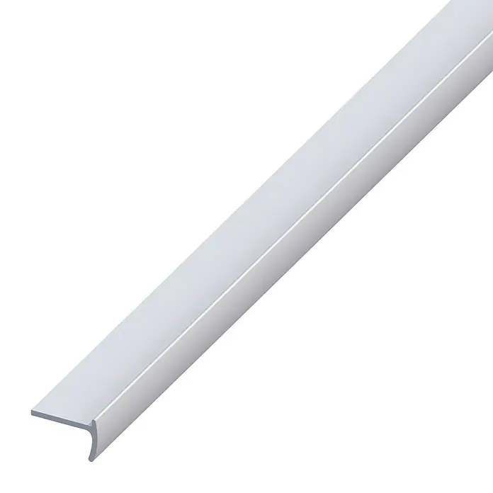 Kantoflex Griffprofil - L x B x H: 1.000 x 18 x 12 mm, Stärke: 2 mm - Das Bild zeigt eine weiße Sockelleiste, die schräg im Raum positioniert ist und eine klare, moderne Ästhetik vermittelt.