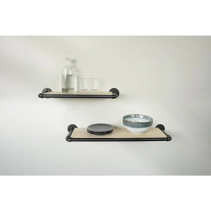 Dolle Pipe Tubo metálico - L x An: 200 x 2,5 cm, Negro - Dos estantes de pared de estilo rústico hechos de madera clara y tubos de metal negro, que exhiben platos y una botella.
