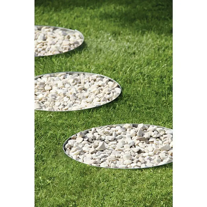Bellissa Rasenkante Kreis - 40 x 13 cm, Stahl, Verzinkt - Drei runde Trittsteine aus Kies auf einem grünen Rasen. Die Trittsteine sind mit weißen Steinen gefüllt und haben einen silberfarbenen Rand.