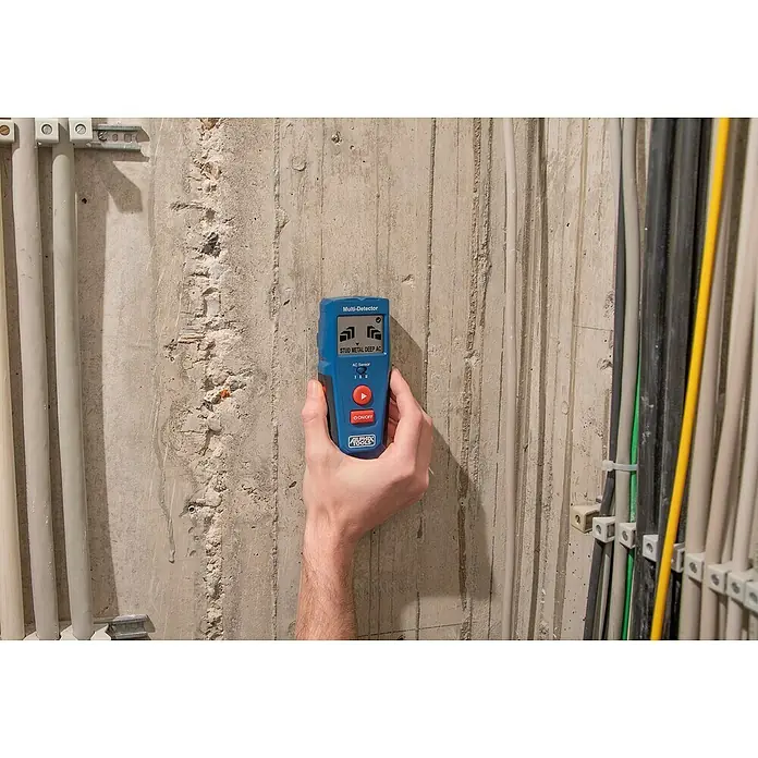 Alpha Tools Metall- & Holzsuchgerät Multi-Detektor - Betriebstemperatur: 0 °C - 40 °C - Wandscan mit einem Multi-Detektor. Das Gerät, ein Alpha Tools Multi-Detektor, wird zum Auffinden von Stromleitungen in einer Wand verwendet.