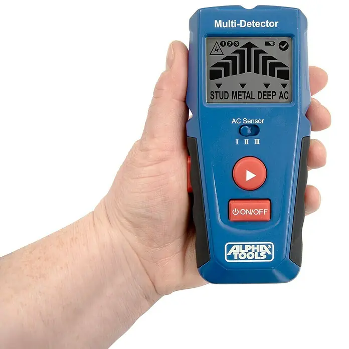 Alpha Tools Metall- & Holzsuchgerät Multi-Detektor - Betriebstemperatur: 0 °C - 40 °C - Nahaufnahme eines Alpha Tools Multi-Detektors in der Hand, zur Erkennung von Holz, Metall, Stromleitungen.