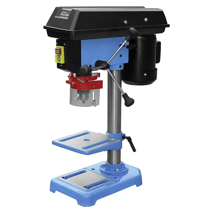 Güde Tischbohrmaschine GTB 13/355 - 350 W, Leerlaufdrehzahl: 580 U/min - 2.650 U/min, Spannweite Bohrfutter: 1,5 mm - 13 mm - Hier ist eine Tischbohrmaschine mit blauem Sockel, silberner Säule und einem schwarzen Bohrkopf mit Güde-Logo, die sich ideal für Präzisionsarbeiten eignet.