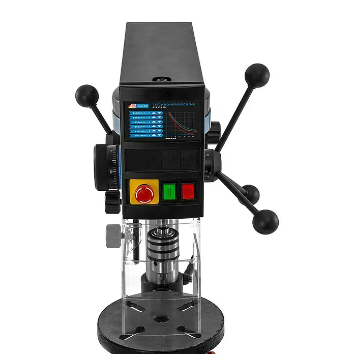 Güde Tischbohrmaschine GTB 13 Pro - 250 W, Leerlaufdrehzahl: 600 U/min - 2.600 U/min, Spannweite Bohrfutter: 1,5 mm - 13 mm - Eine Tischbohrmaschine mit Geschwindigkeitsanzeige und diversen Bedienelementen für präzises Bohren.