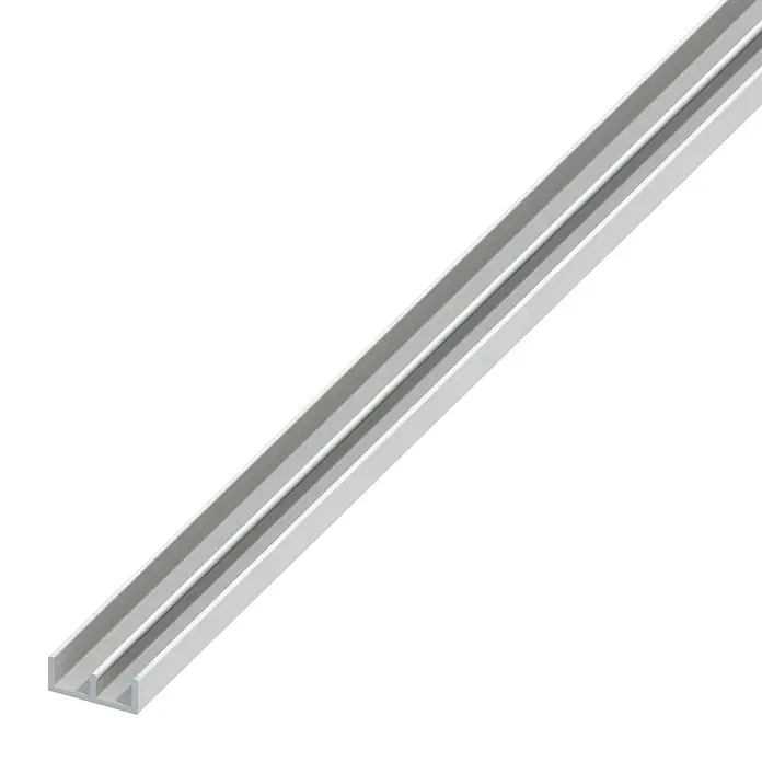 Kantoflex Schiebetür Schiene1.000 x 6 x 6 mm, Montage: Unten, Hart-PVC, Weiß - Nahaufnahme einer silbernen Aluminiumprofilschiene, die für verschiedene Anwendungen verwendet wird, wie z. B. LED-Streifeninstallationen.