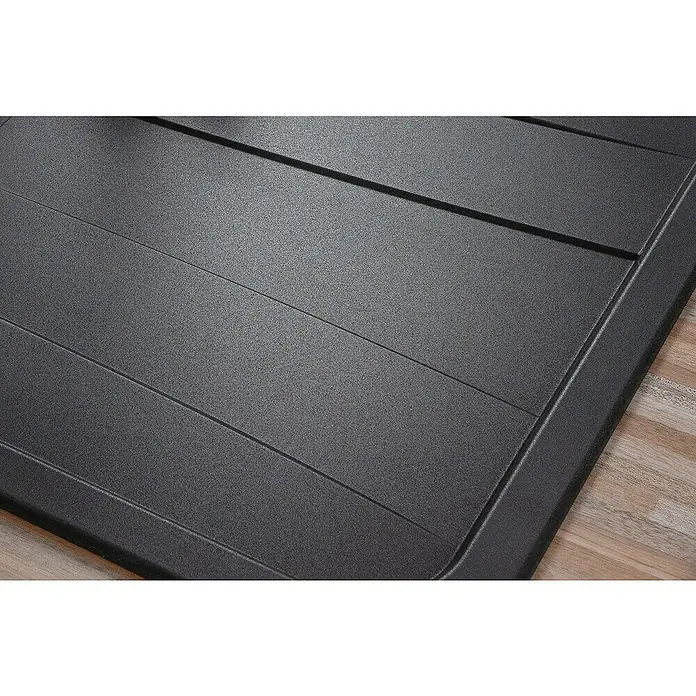 Admiral Einbauspüle Mannheim 2.0 - B x L: 86 x 50 cm, Schwarz - Detaillierte Nahaufnahme einer schwarzen Spüle mit Rillenstruktur, die auf einer hellen Holzoberfläche platziert ist. Robustes Design für moderne Küchen.
