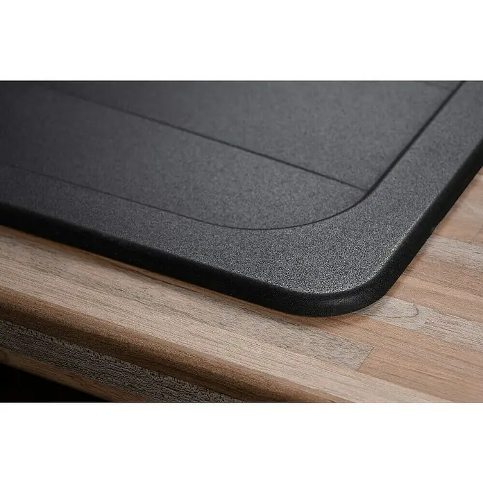 Admiral Einbauspüle Mannheim 2.0 - B x L: 86 x 50 cm, Schwarz - Detailaufnahme einer modernen, schwarzen Spüle auf einer Holzarbeitsplatte, die das stilvolle Design und die hochwertige Verarbeitung hervorhebt.