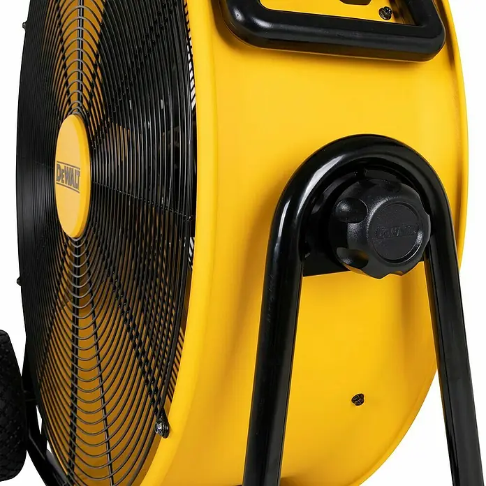 DeWalt Bodenventilator DXF2410 - 190 W, Max. Luftleistung: 148,77 m³/h - Nahaufnahme eines gelben DeWalt-Ventilators mit schwarzem Gitter und Griff zur einfachen Einstellung der Luftstromrichtung.