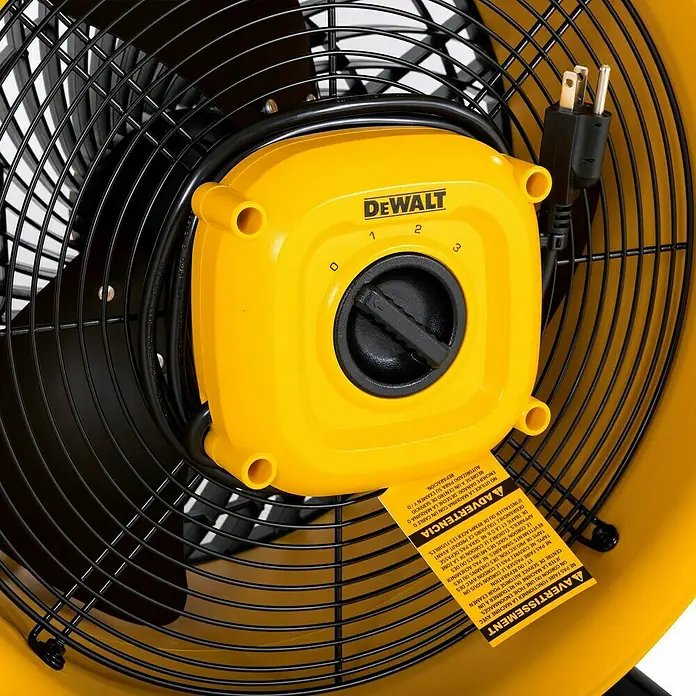 DeWalt Bodenventilator DXF1645 - 110 W, Max. Luftleistung: 49,81 m³/h - Detailaufnahme eines gelben DeWalt Ventilators mit Geschwindigkeitsregler und Warnhinweisen.