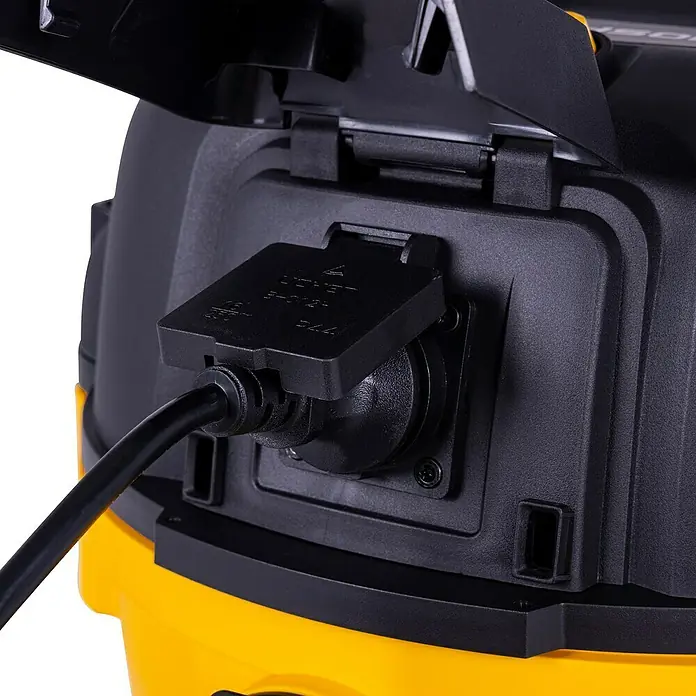 DeWalt Elektro-Nass- & Trockensauger DXV20PTA-QT - 750 W, Behältervolumen: 20 l, Filterreinigung: Vollautomatisch - Detailansicht eines gelb-schwarzen Staubsaugers mit eingestecktem Netzkabel. Fokus liegt auf dem Stromanschluss des Geräts.