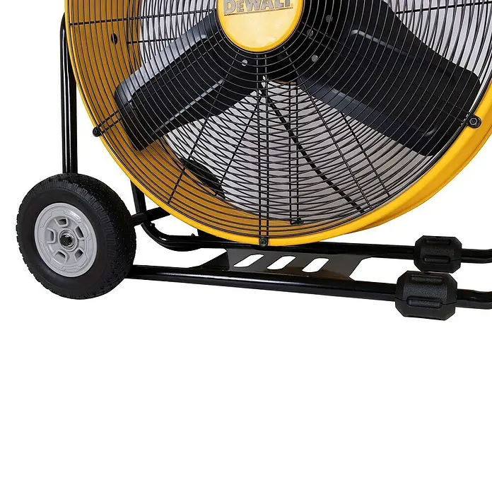 DeWalt Bodenventilator DXF2410 - 190 W, Max. Luftleistung: 148,77 m³/h - Nahaufnahme eines gelben DeWALT-Ventilators mit schwarzen Rotorblättern und einem robusten, rollbaren Rahmen.