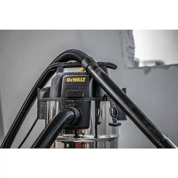 DeWalt Elektro-Nass- & Trockensauger DXV30SAPTA - 1.050 W, Behältervolumen: 30 l, Filterreinigung: Vollautomatisch - Nahaufnahme eines DeWalt Nass- und Trockensaugers mit schwarzem Schlauch und gelbem DeWalt-Logo vor einem grauen Hintergrund.