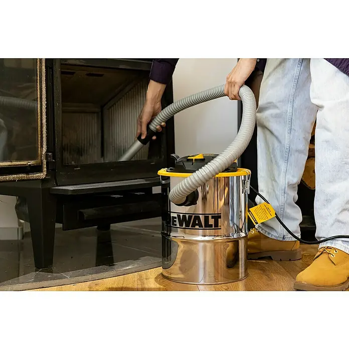 DeWalt Elektro-Aschesauger DXV15A - 600 W, Behältervolumen: 15 l, Mit Beutel - Reinigung eines Kamins mit einem Nass-/Trockensauger von DeWalt, um Asche und Rückstände effizient zu entfernen.