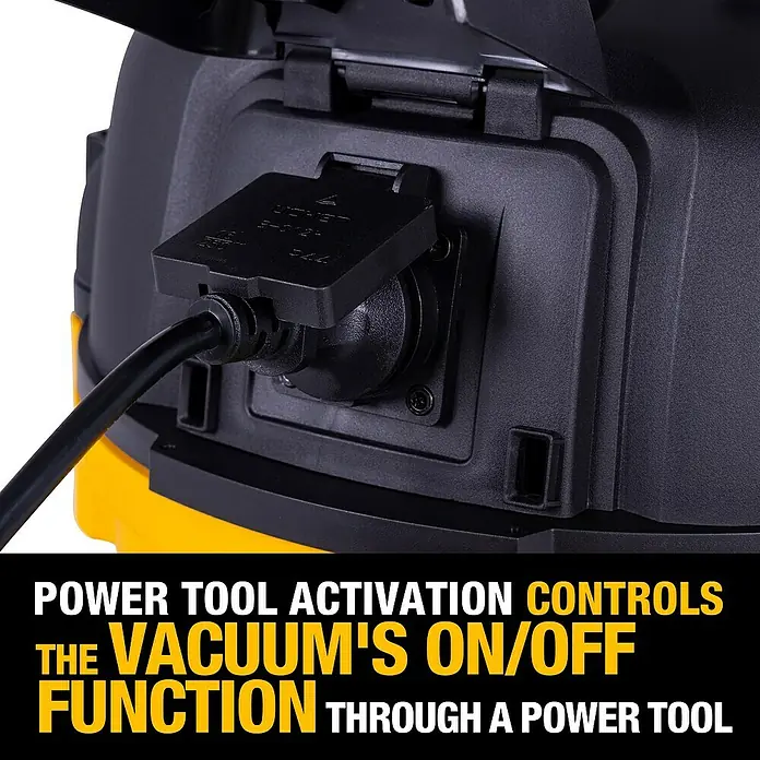 DeWalt Elektro-Nass- & Trockensauger DXV20PTA - 1.050 W, Behältervolumen: 20 l - Nahaufnahme einer Staubsaugersteckdose mit angeschlossenem Kabel.