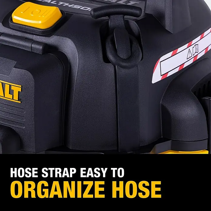 DeWalt Elektro-Nass- & Trockensauger DXV20PTA - 1.050 W, Behältervolumen: 20 l - Nahaufnahme eines DeWalt-Saugers mit Fokus auf den Schlauchgurt zur einfachen Schlauchorganisation. Ideal für Werkstatt und Baustelle.