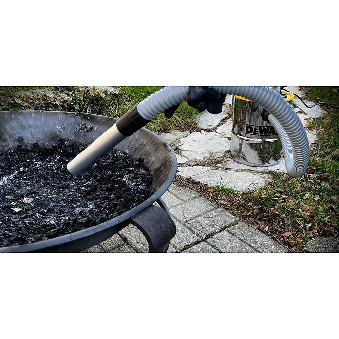 DeWalt Elektro-Aschesauger DXV15A - 600 W, Behältervolumen: 15 l, Mit Beutel - Reinigung einer Feuerstelle mit einem DEWALT Staubsauger. Der Staubsauger saugt die Asche aus der Feuerstelle mit dem Schlauch.