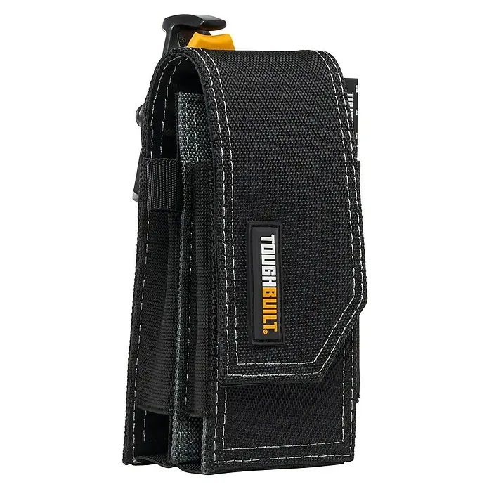 ToughBuilt ClipTech Soporte para teléfono móvil - Negro/Amarillo - Primer plano de una funda de herramientas negra ToughBuilt con logotipo amarillo y costuras blancas, ideal para profesionales.