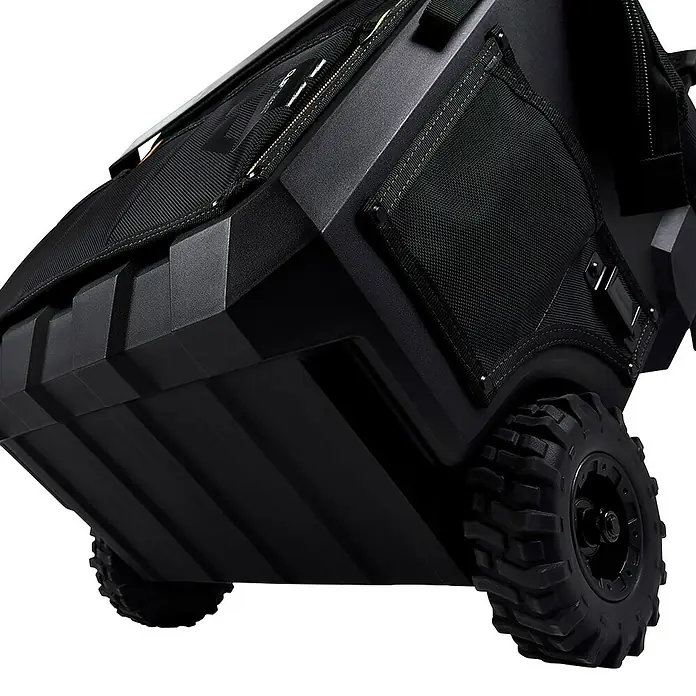 ToughBuilt Caja profesional con ruedas Massive Mouth® - 22'', L x An x Al: 630 x 375 x 490 mm - Primer plano de una caja de herramientas rodante negra con ruedas robustas y construcción reforzada para un uso exigente.