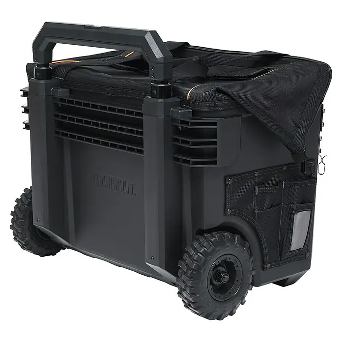 ToughBuilt Caja profesional con ruedas Massive Mouth® - 22'', L x An x Al: 630 x 375 x 490 mm - Imagen de una caja de herramientas Toughbuilt negra con ruedas y asa extensible. Perfecta para transportar herramientas.