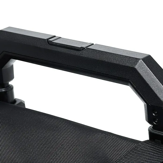 ToughBuilt Caja profesional con ruedas Massive Mouth® - 18'', L x An x Al: 370 x 525 x 500 mm - Primer plano del asa de transporte negra de un producto. El asa es de plástico y tiene una superficie texturizada.