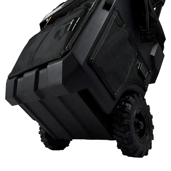 ToughBuilt Caja profesional con ruedas Massive Mouth® - 14'', L x An x Al: 455 x 370 x 500 mm - Primer plano de una caja de herramientas negra con ruedas, destacando su diseño robusto y funcionalidad. Ideal para profesionales.