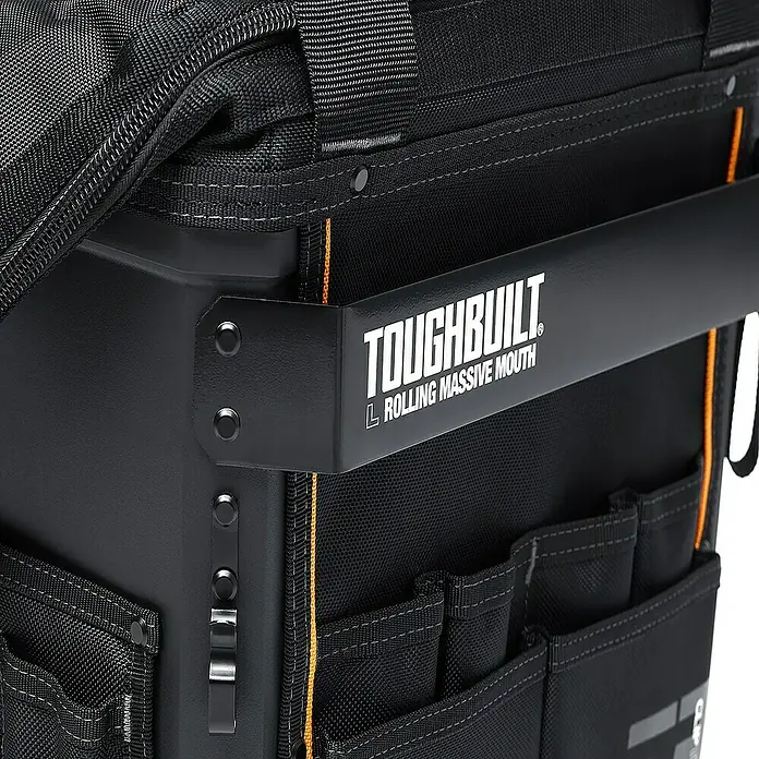 ToughBuilt Caja profesional con ruedas Massive Mouth® - 14'', L x An x Al: 455 x 370 x 500 mm - Primer plano de una bolsa de herramientas ToughBuilt, que destaca el asa resistente y los prácticos bolsillos exteriores.
