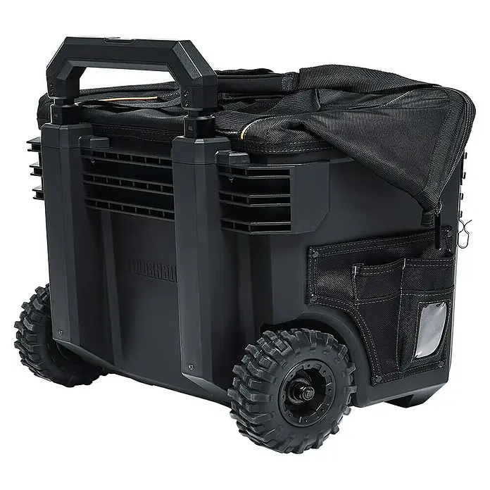 ToughBuilt Caja profesional con ruedas Massive Mouth® - 18'', L x An x Al: 370 x 525 x 500 mm - Imagen de una caja de herramientas rodante negra con ruedas resistentes y asa telescópica.