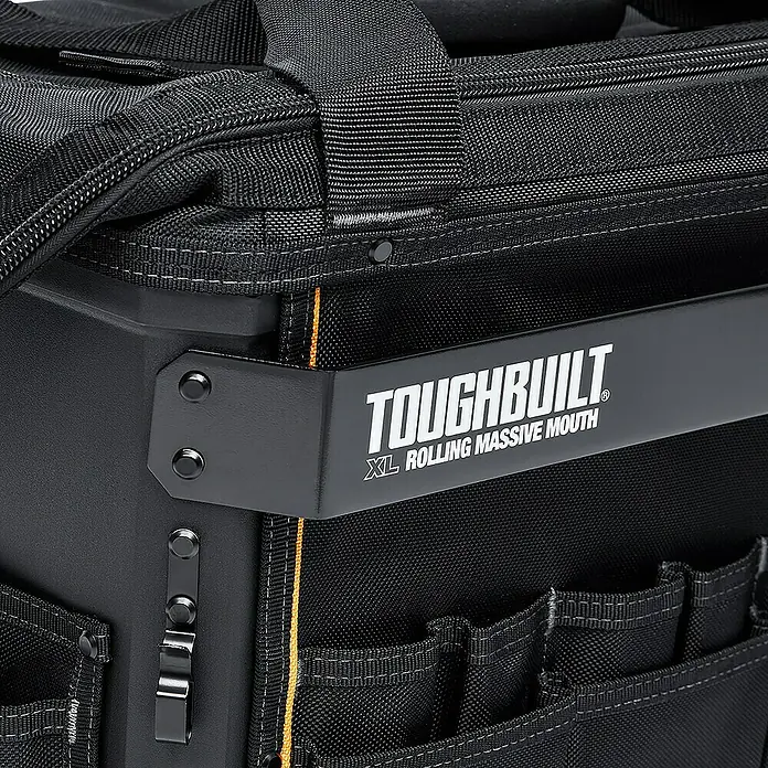 ToughBuilt Caja profesional con ruedas Massive Mouth® - 18'', L x An x Al: 370 x 525 x 500 mm - Detalle del bolso de herramientas ToughBuilt XL Rolling Massive Mouth, resistente y espacioso para profesionales.