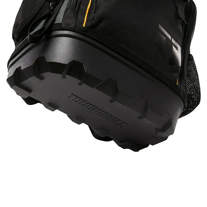 ToughBuilt Mochila para herramientas - L x An x Al: 370 x 210 x 470 mm, Número de compartimentos: 31 ud. - Primer plano de la mochila de herramientas ToughBuilt que muestra su base robusta e impermeable, diseñada para condiciones duras.