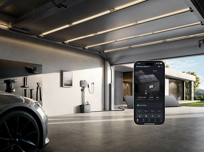 ZENDURE App am Handy, im Hintergrund die Garage mit Auto