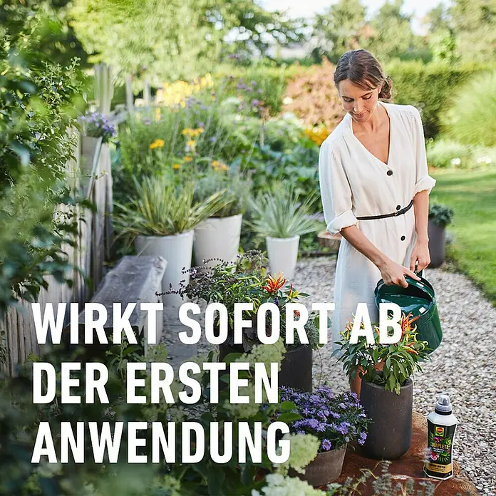 Compo Universaldünger Complete - 1 l - Eine Frau gießt Pflanzen mit einem grünen Gießkanne, daneben steht der Compo Complete Pflanzendünger.