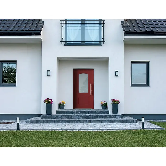Aurelis Haustür BH 1001 - 110 x 210 cm, DIN Anschlag: Rechts, Purpurrot/Weiß - Fassadenansicht eines modernen Hauses mit roter Eingangstür und gepflegtem Vorgarten. Moderne Architektur mit stilvollen Details.