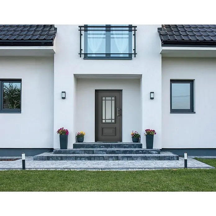 Aurelis Haustür BH 1011 - 110 x 210 cm, DIN Anschlag: Rechts, Eisengrau/Weiß - Haustür mit integriertem Fenster in modernem Haus mit Vorgarten. Die graue Tür harmoniert mit der Fassade und den Blumenkästen.