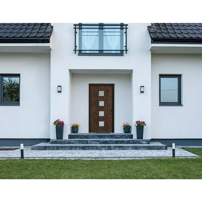 Aurelis Haustür BH 609 - 110 x 210 cm, DIN Anschlag: Rechts, Keramik Corten/Weiß - Moderne Hausfassade mit einer braunen Eingangstür mit quadratischen Elementen, umrahmt von weißen Wänden und dunklen Fenstern.