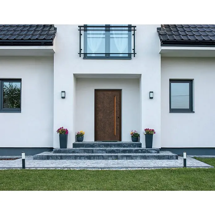 Aurelis Haustür BH 809 - 110 x 210 cm, DIN Anschlag: Rechts, Keramik Corten/Weiß - Moderne Haustür in Braun mit geradlinigem Design, eingebettet in eine stilvolle Hausfassade mit passenden Fenstern und gepflegtem Außenbereich.