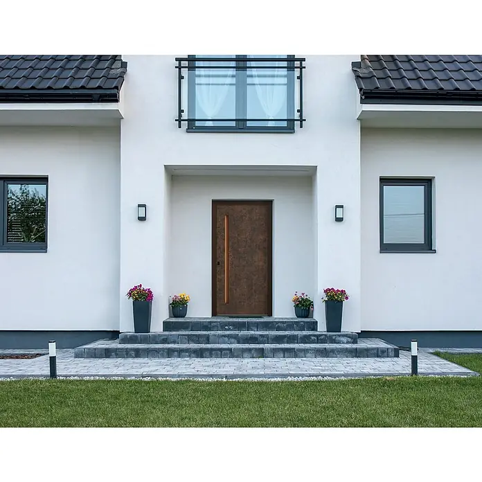 Aurelis Haustür BH 809 - 110 x 210 cm, DIN Anschlag: Links, Keramik Corten/Weiß - Modernes Haus mit markanter brauner Tür, umrahmt von minimalistischer Architektur und gepflegten Grünflächen. Die Tür setzt einen warmen Akzent.