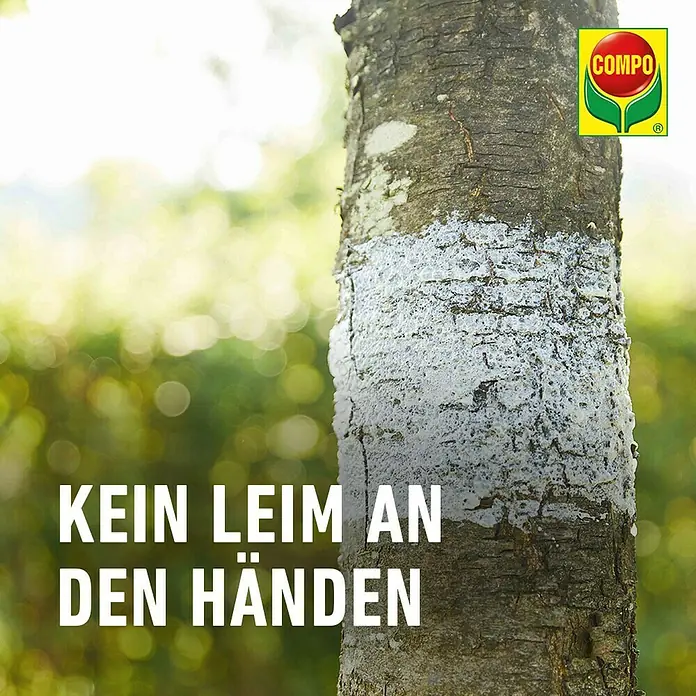 Compo Ameisen-Mittel Leimspray - 400 ml - Kein Leim an den Händen: Ein Baumstamm ist mit einer weißen Schutzschicht von COMPO versehen, die ihn vor Schädlingen schützt.