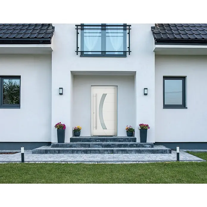 Aurelis Haustür BH 711 - 110 x 210 cm, DIN Anschlag: Links, Lichtgrau/Weiß - Moderne Haustür mit schlichtem Design und Glaselement, eingebettet in eine stilvolle Fassade mit passenden Fenstern und gepflegtem Außenbereich.
