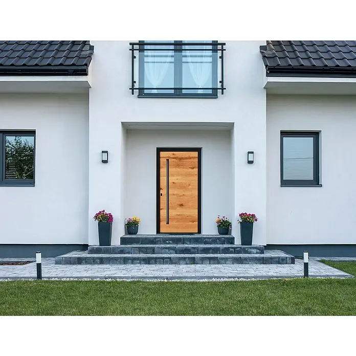 Aurelis Haustür BH 801 - 110 x 210 cm, DIN Anschlag: Links, Altholz Dekor/Weiß - Die moderne Haustür aus Holz mit dunklem Rahmen und Griff in einem hellen Haus mit dunklen Fenstern und Dach.